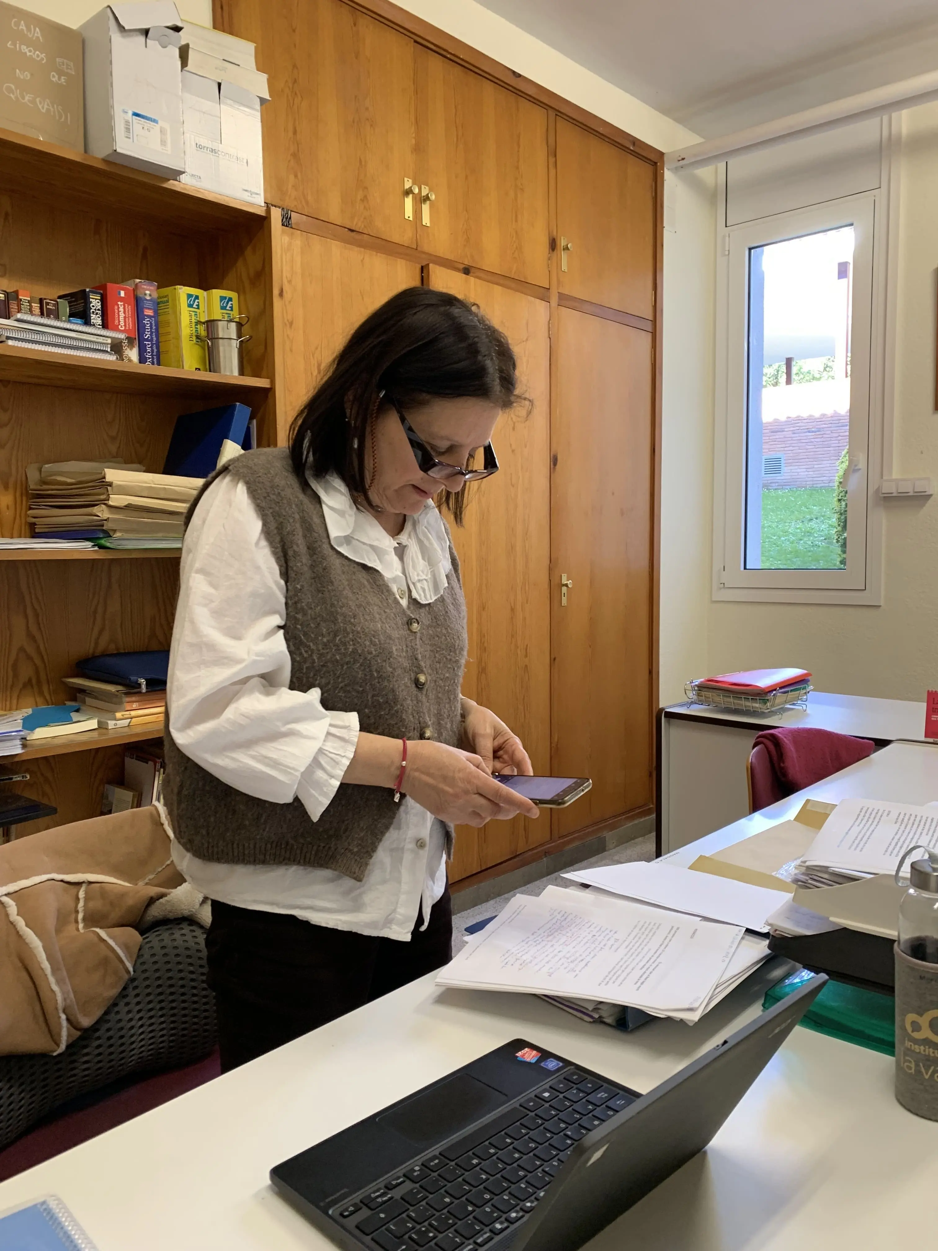 Mercè Alguersuari revisando correcciones automáticas de gramática y ortografía en la plataforma Maitic